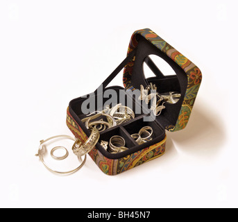 Eine kleine offene Schmuck-Box enthält eine Auswahl an Silberschmuck. Stockfoto