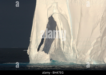 Eisberge im südlichen Ozean vor der Küste der Antarktis. Stockfoto