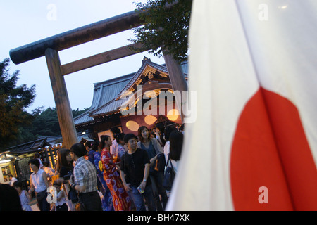 Besucher Tanz im Yasukuni Jinja (Schrein), Japans Schrein für die Toten des 2. Weltkrieges, am Abend Eröffnung des Festivals, Tokio Stockfoto