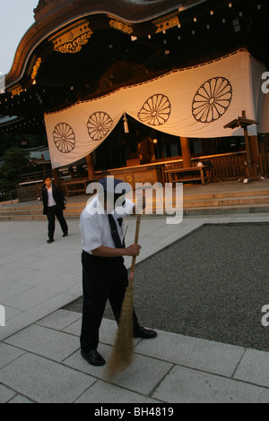 Besucher am Yasukuni Jinja (Schrein), Japans Schrein für die Toten des 2. Weltkrieges, Kudanshita Bezirk von Tokio, Japan Stockfoto