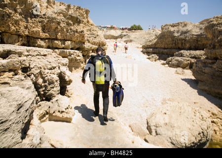 Taucher, so dass blaue Loch von Azure Window am Dwejra Point. Stockfoto