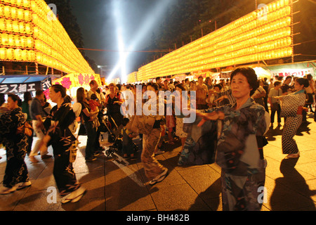 Besucher Tanz im Yasukuni Jinja (Schrein), Japans Schrein für die Toten des 2. Weltkrieges, am Abend Eröffnung des Festivals, Tokio Stockfoto