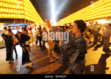 Besucher Tanz im Yasukuni Jinja (Schrein), Japans Schrein für die Toten des 2. Weltkrieges, am Abend Eröffnung des Festivals, Tokio Stockfoto