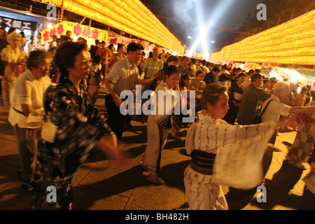 Besucher Tanz im Yasukuni Jinja (Schrein), Japans Schrein für die Toten des 2. Weltkrieges, am Abend Eröffnung des Festivals, Tokio Stockfoto