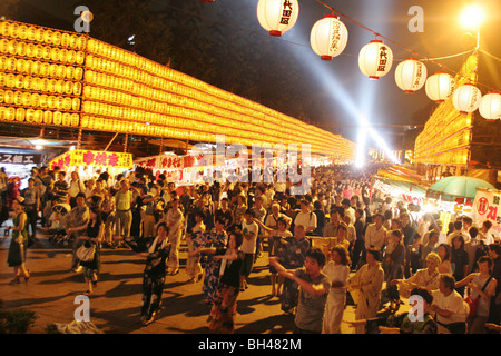 Besucher Tanz im Yasukuni Jinja (Schrein), Japans Schrein für die Toten des 2. Weltkrieges, am Abend Eröffnung des Festivals, Tokio Stockfoto