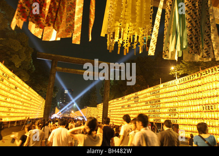 Besucher Tanz im Yasukuni Jinja (Schrein), Japans Schrein für die Toten des 2. Weltkrieges, am Abend Eröffnung des Festivals, Tokio Stockfoto