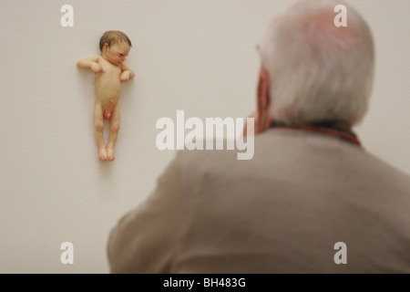 RON MUECK SKULPTUR AUSSTELLUNG, ROYAL SCOTTISH ACADEMY IN EDINBURGH, SCHOTTLAND. 2006 Stockfoto