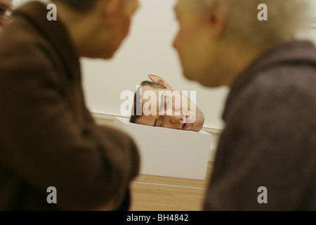 RON MUECK SKULPTUR AUSSTELLUNG, ROYAL SCOTTISH ACADEMY IN EDINBURGH, SCHOTTLAND. 2006 Stockfoto