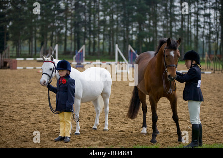 Junge Mädchen mit ihren Ponies auf Norfolk Pferd zeigen. Stockfoto