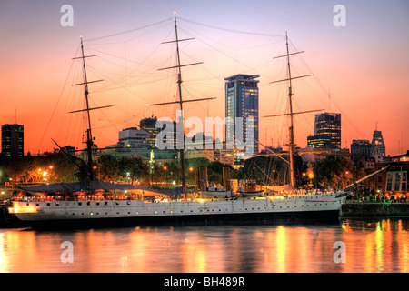 Sarmiento Fregatte in der Abenddämmerung, Puerto Madero in Buenos Aires, Argentinien Stockfoto