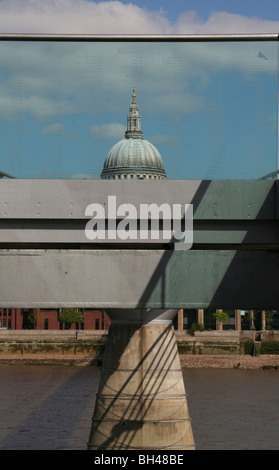 Surrealistische Blick auf St. Paul Kathedrale über die Millennium Bridge. Stockfoto