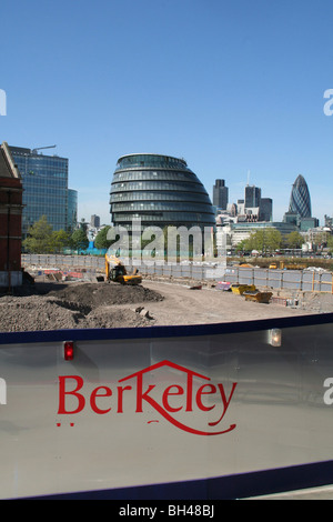 Blick auf Rathaus vom Tower Bridge Road mit der neuen Architektur im Bau. Stockfoto