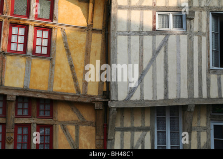 Fachwerkhäuser in Troyes, die einander in aufrechter Position zu halten. Stockfoto