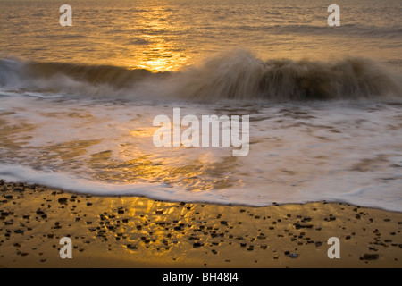 Am frühen Morgen Meer Brandung und den Sand am Strand von Southwold. Stockfoto