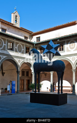 Italien, Toskana, Florenz, Hof der Spedale Degli Innocenti Stockfoto