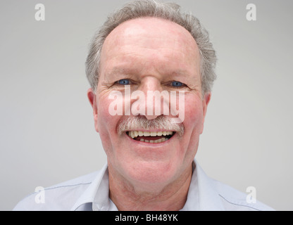 Leitenden Geschäftsmann trägt ein Hemd (Alter 60 bis 75 Jahre), lachen Stockfoto