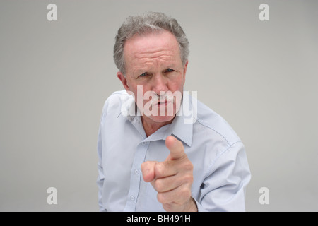 Ein leitender Geschäftsmann zeigte mit dem Finger mit einem wütenden Ausdruck Stockfoto