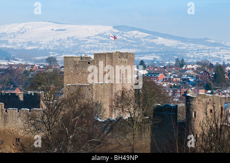 Schloss Ludlow, Shropshire, im Winterschnee von Whitcliffe Stockfoto