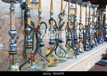 Arabische Shisha, Wasserpfeife, Wasserpfeifen, aufgereiht auf einer Leiste für Kunden in einem Restaurant in einem arabischen Land bezeichnet. Stockfoto