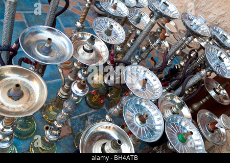 Arabische Shisha, manchmal genannt Shisha, Wasserpfeifen, aufgereiht auf einer Etage für Kunden in einem Restaurant in einem arabischen Land. Stockfoto