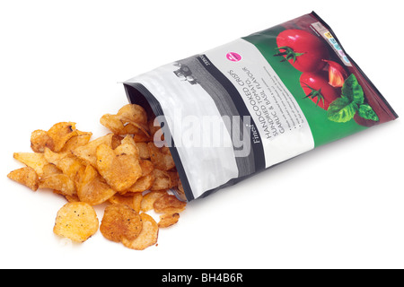 Große Tasche von Tesco feinste Hand gekocht sonnengetrockneten Tomaten, Knoblauch und Basilikum Geschmack Chips Stockfoto