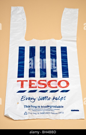 Tesco weiße und blaue Plastiktüte Stockfoto