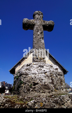 STRAßE ÜBERQUEREN, IN SAINT-MACLOU, EURE (27), NORMANDIE, FRANKREICH Stockfoto