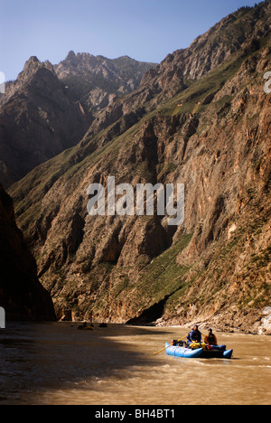 Kautschuk Flößen stromabwärts Zeile während einer Wildwasser-rafting Reise in Westchina. Stockfoto