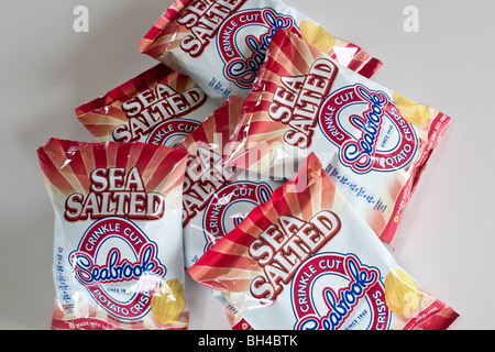 Sechs Pakete von Seabrook Crinkle cut Meer gesalzene Chips Stockfoto