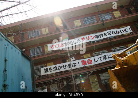 Banner gegen Aum Shinrikyo höchste Wahrheit Kult / Aleph, auf einem Gebäude gegenüber der Aum Hauptsitz Tokyo, Japan. Stockfoto