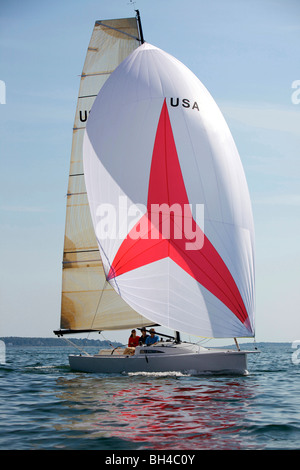 Drei Erwachsene genießen einen sonnigen Tag an Bord ein Daysailer auf Casco Bay, Maine. Stockfoto