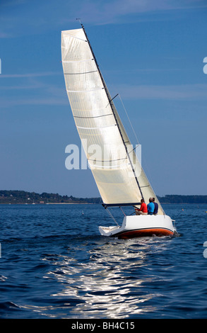 Drei Erwachsene genießen einen sonnigen Tag an Bord ein Daysailer auf Casco Bay, Maine. Stockfoto