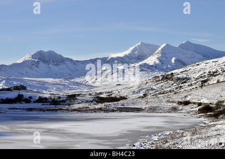 Llynnau Mymbyr gefrorene Seen & Snowdon Gebirge in der Ferne mit Schnee im Winter Januar 2010 Stockfoto