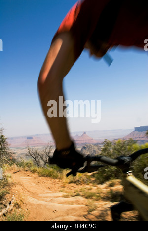 Ein Blick über den Lenker eines jungen Mannes auf einem Mountainbike Trail in Moab, Utah. Stockfoto