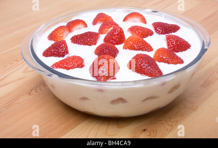 Slowakische Strawberry Wüste Kleinigkeit gemacht mit griechischen Stil Joghurt und Vannilla Zucker. Stockfoto