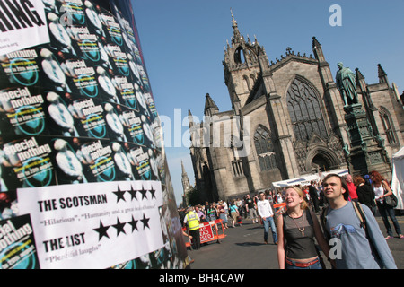 Interpreten auf der Royal Mile High Street, Edinburgh, während das International Arts Festival, Edinburgh, Schottland. Stockfoto