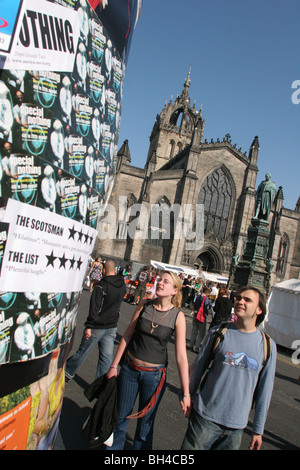 Interpreten auf der Royal Mile High Street, Edinburgh, während das International Arts Festival, Edinburgh, Schottland. Stockfoto