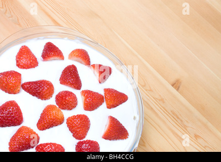 Slowakische Strawberry Wüste Kleinigkeit mit griechischen Stil Joghurt und Vanille-Zucker gemacht. Stockfoto