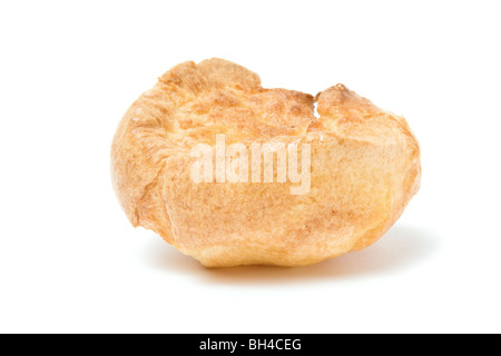 Traditionelle hausgemachte Yorkshire Pudding auf weißen Hintergrund isoliert. Stockfoto