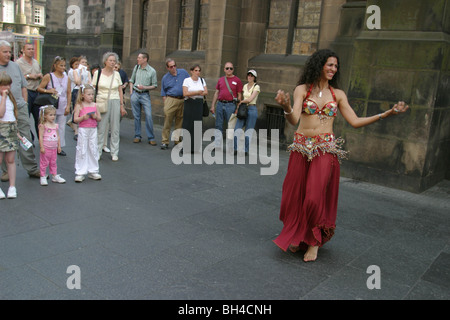 FRINGE FESTIVAL Künstler auf ROYAL MILE in Edinburgh International Arts Festival, EDINBURGH, Schottland. 2003. Stockfoto