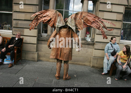 FRINGE FESTIVAL Künstler auf ROYAL MILE in Edinburgh International Arts Festival, EDINBURGH, Schottland. 2003. Stockfoto