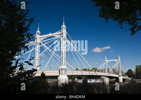 Weiß Albert Bridge über die Themse in London. Stockfoto