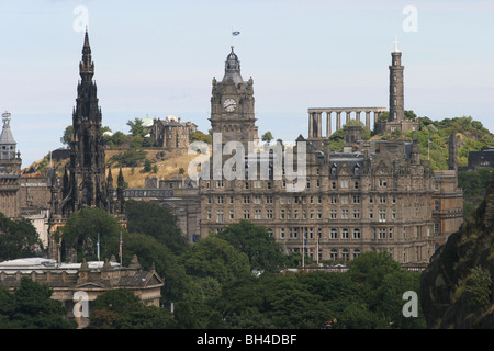 Skyline von Edinburgh mit Walter Scott Monument, Balmoral Hotel, Calton Hill, Edinburgh Schottland. 2005 Stockfoto
