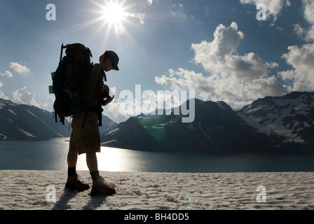 Eine Backpacker steht vor einem dramatischen Hintergrund der Anden Silhouette. Stockfoto