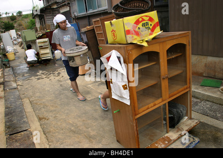 Einwohner von Sanjo Stadt Aufräumen nach einer Woche von sintflutartigen Regenfällen erzwungene Pausen in den Bänken des Flusses Igarashi, Japan. Stockfoto