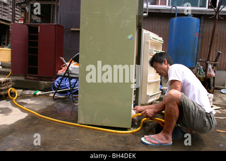 Einwohner von Sanjo Stadt Aufräumen nach einer Woche von sintflutartigen Regenfällen erzwungene Pausen in den Bänken des Flusses Igarashi, Japan. Stockfoto