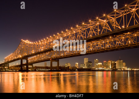 Skyline von Einbruch der Dunkelheit Stadt New Orleans Louisiana Stockfoto