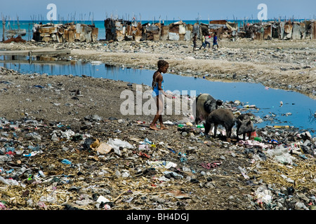 Eine haitianische Mädchen spielen in einer Müllhalde umliegenden Hütten im Slum von Cité Soleil. Stockfoto