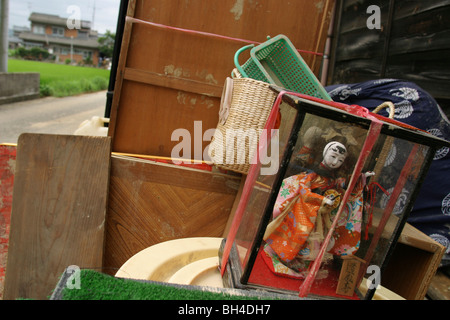 Einwohner von Sanjo Stadt Aufräumen nach einer Woche von sintflutartigen Regenfällen erzwungene Pausen in den Bänken des Flusses Igarashi, Japan. Stockfoto