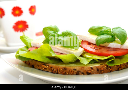 Das Sandwich, Salat, Tomaten, Camembert Käse und mit frischem Basilikum. Stockfoto